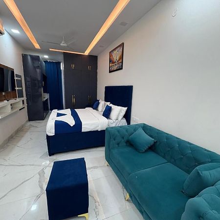 Pacific Inn Eco Central Гургаон Экстерьер фото