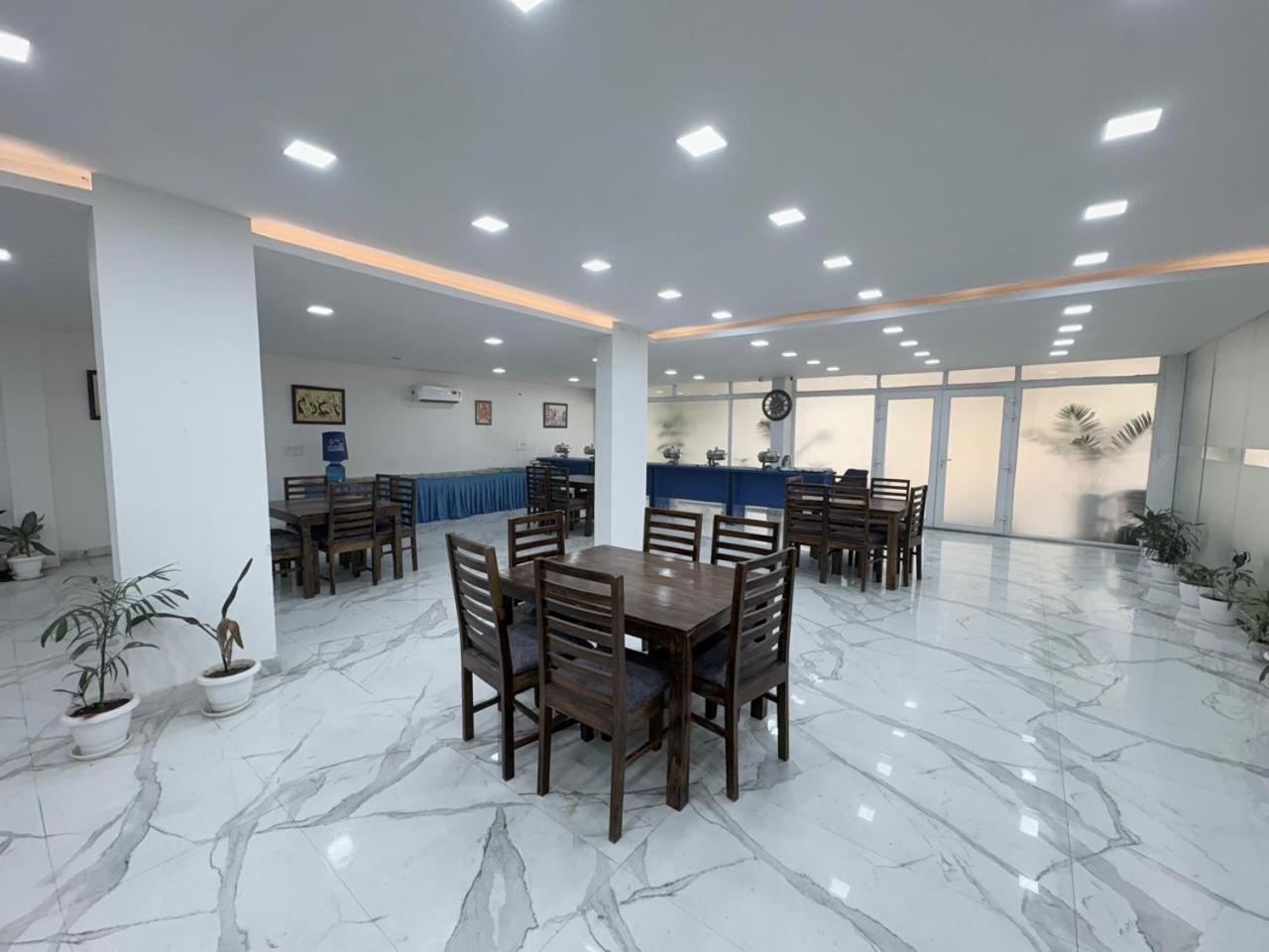 Pacific Inn Eco Central Гургаон Экстерьер фото
