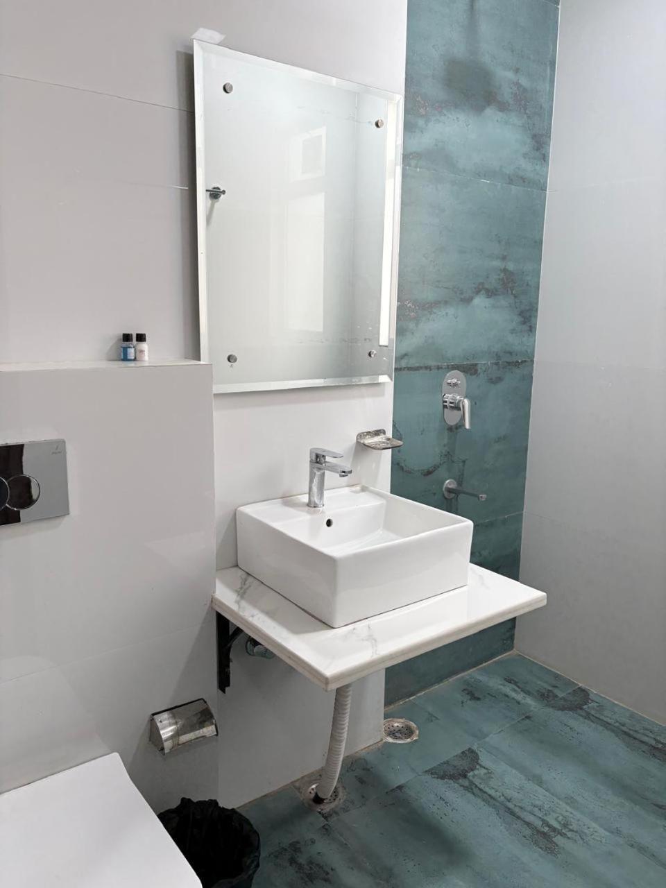 Pacific Inn Eco Central Гургаон Экстерьер фото