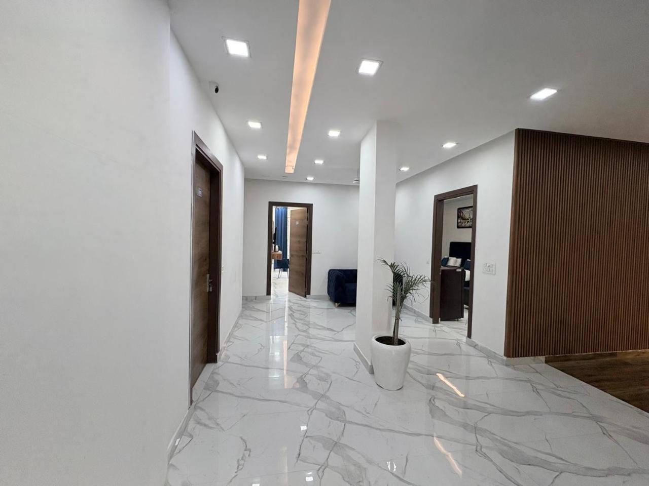 Pacific Inn Eco Central Гургаон Экстерьер фото