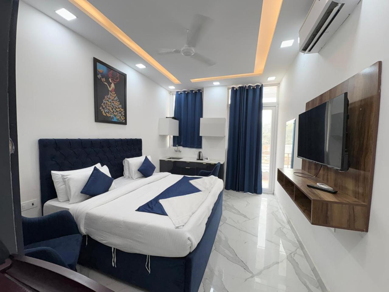 Pacific Inn Eco Central Гургаон Экстерьер фото