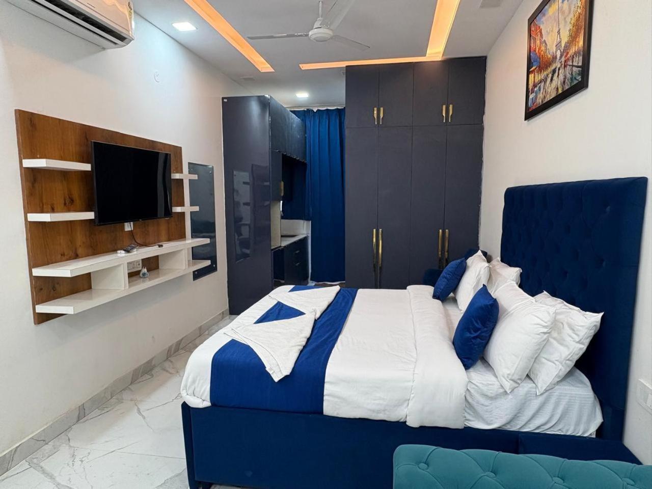 Pacific Inn Eco Central Гургаон Экстерьер фото