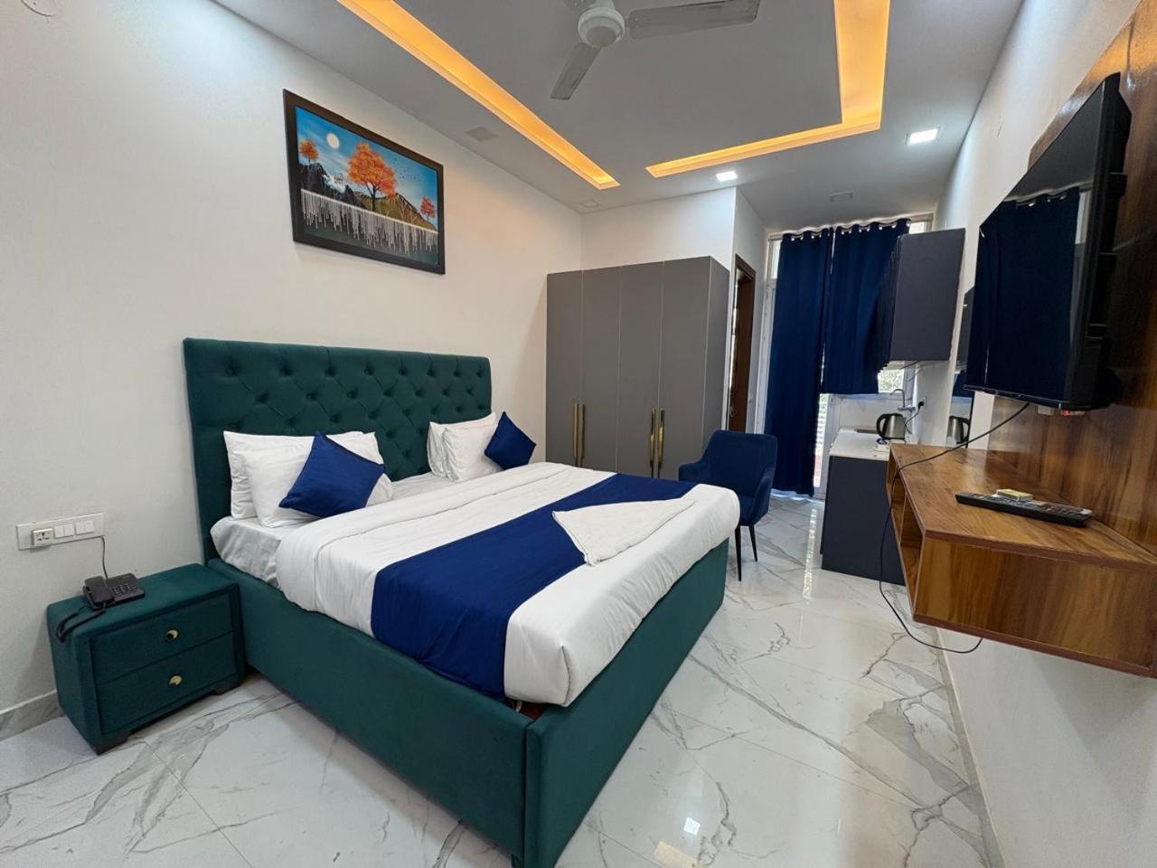Pacific Inn Eco Central Гургаон Экстерьер фото