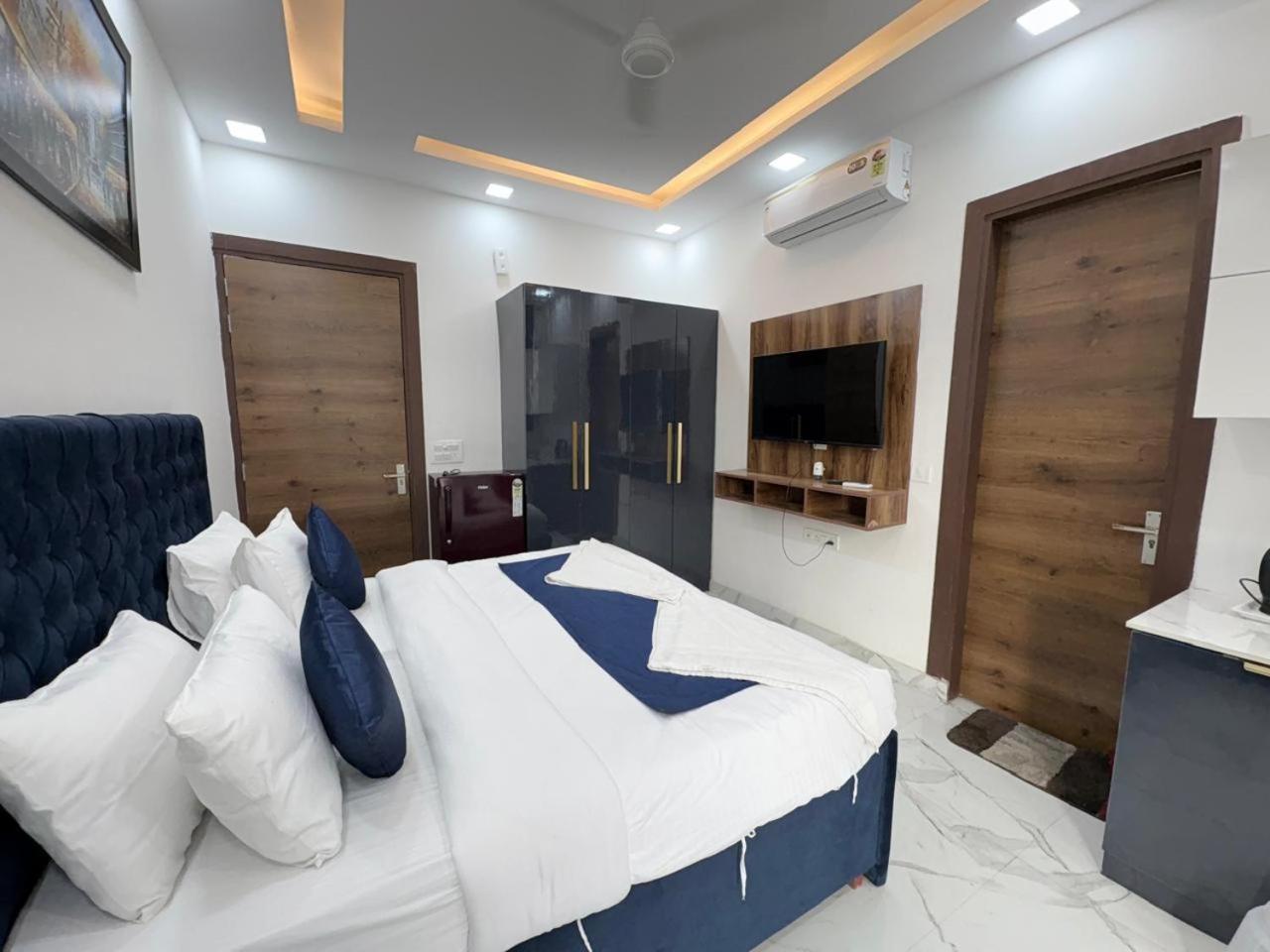 Pacific Inn Eco Central Гургаон Экстерьер фото