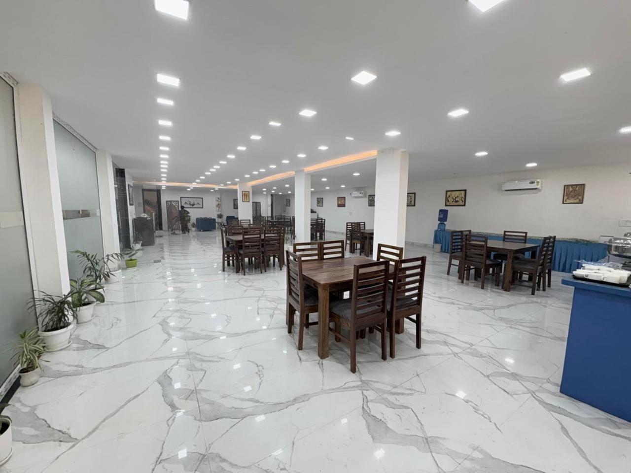 Pacific Inn Eco Central Гургаон Экстерьер фото