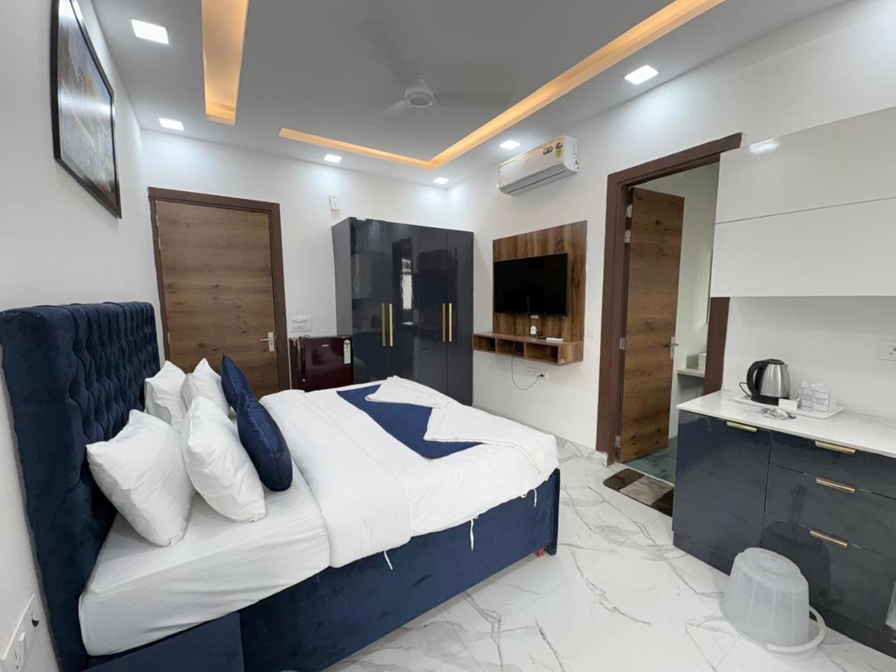 Pacific Inn Eco Central Гургаон Экстерьер фото