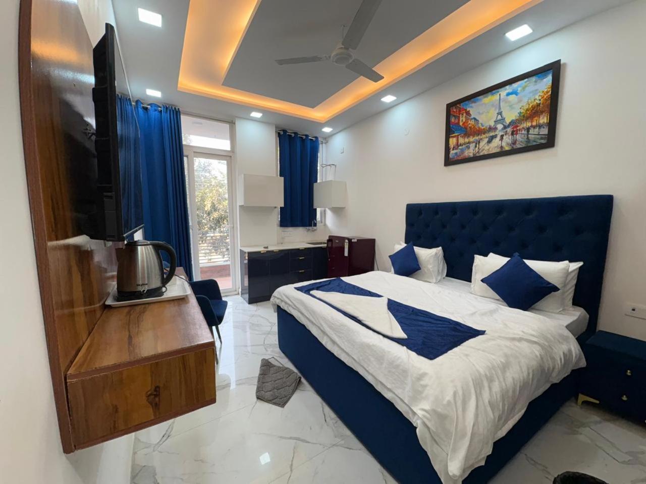 Pacific Inn Eco Central Гургаон Экстерьер фото