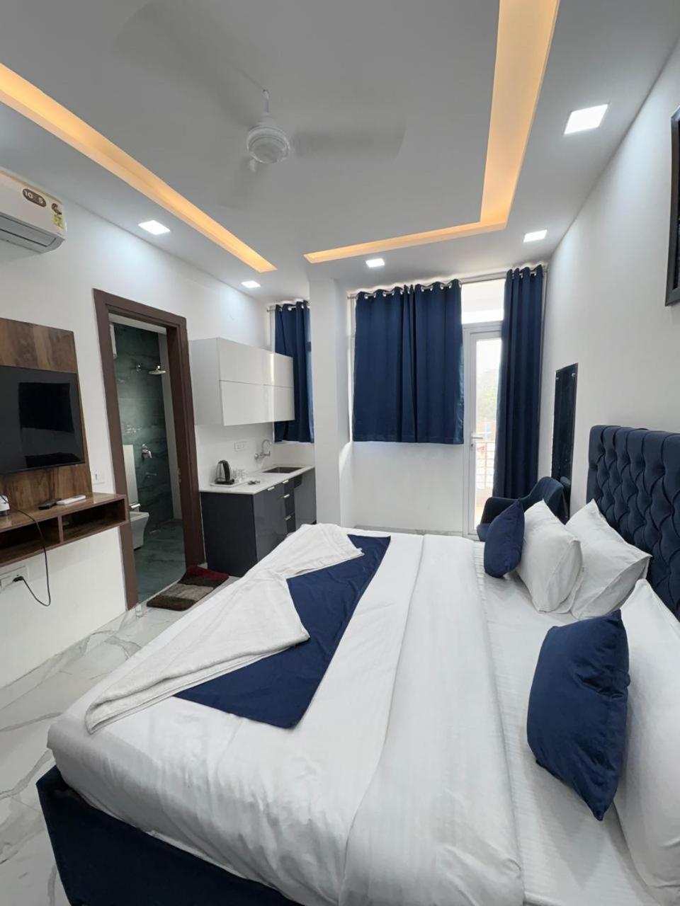 Pacific Inn Eco Central Гургаон Экстерьер фото