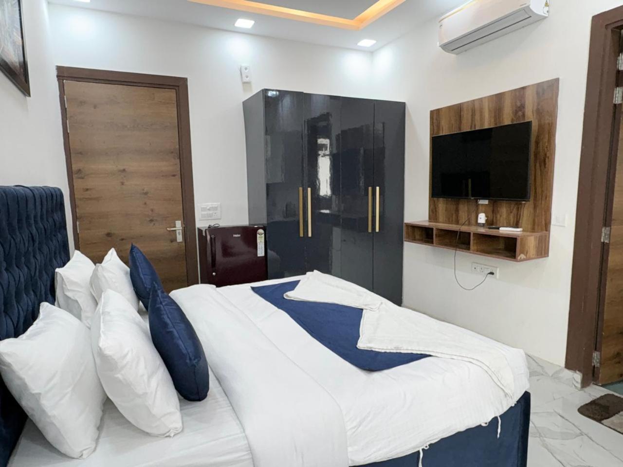 Pacific Inn Eco Central Гургаон Экстерьер фото