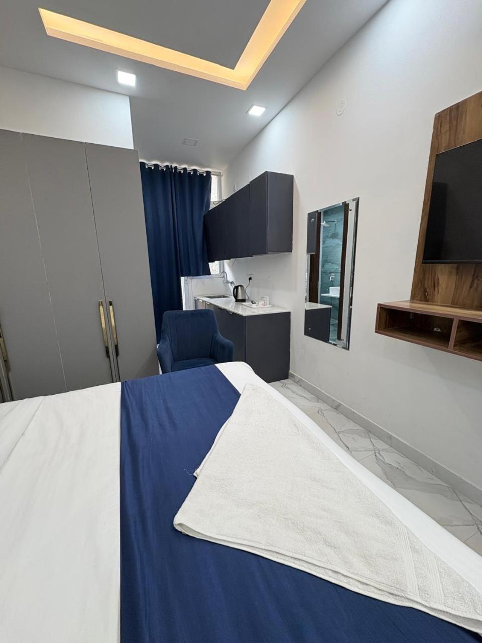 Pacific Inn Eco Central Гургаон Экстерьер фото