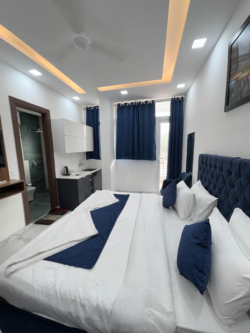 Pacific Inn Eco Central Гургаон Экстерьер фото