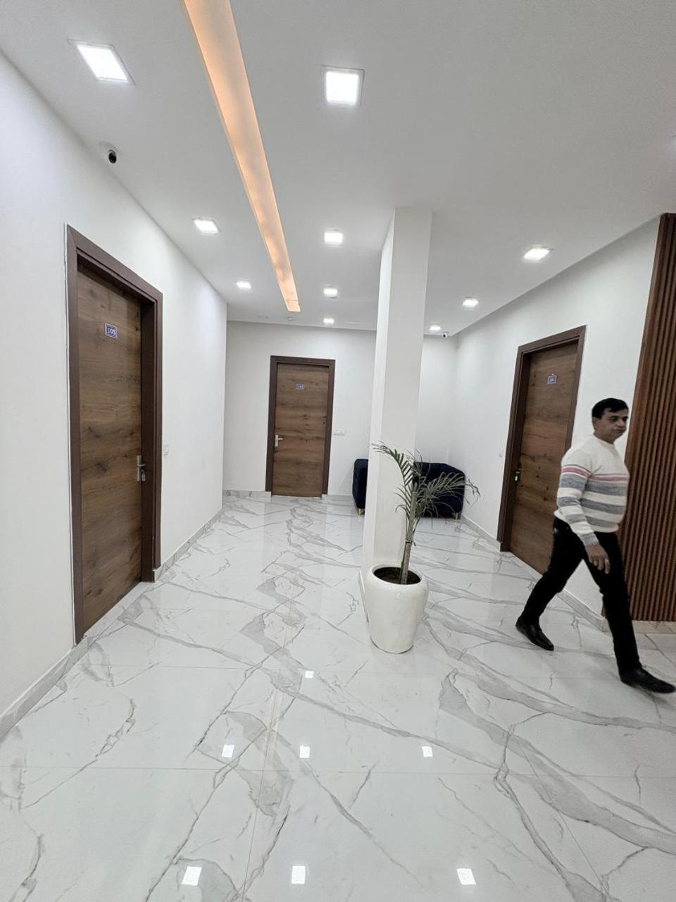 Pacific Inn Eco Central Гургаон Экстерьер фото