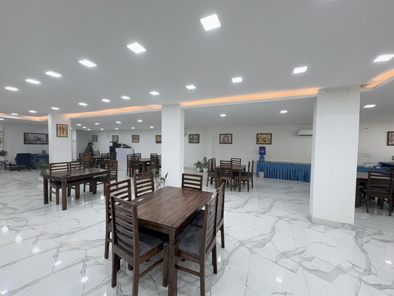 Pacific Inn Eco Central Гургаон Экстерьер фото