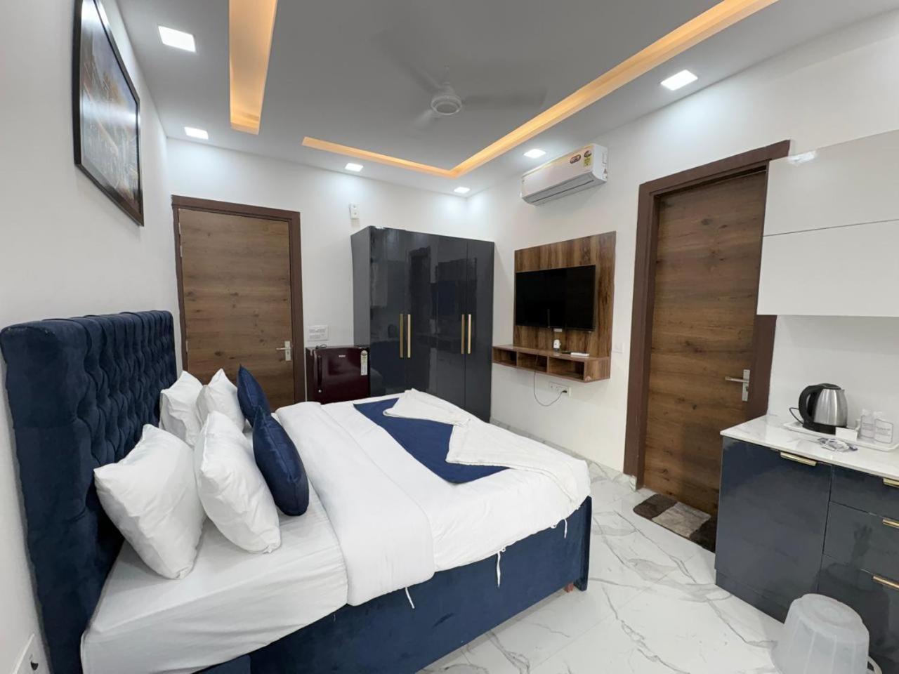 Pacific Inn Eco Central Гургаон Экстерьер фото