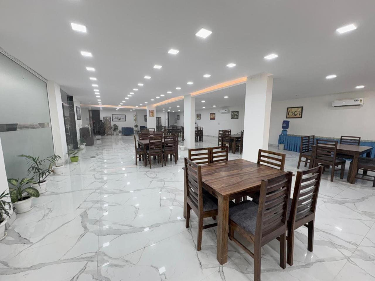Pacific Inn Eco Central Гургаон Экстерьер фото