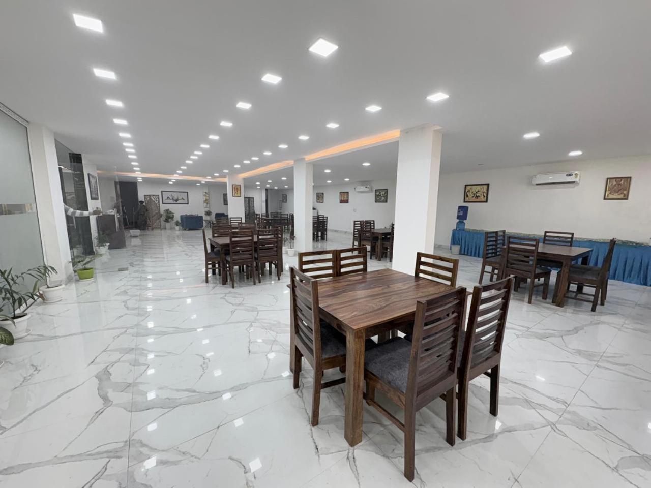 Pacific Inn Eco Central Гургаон Экстерьер фото