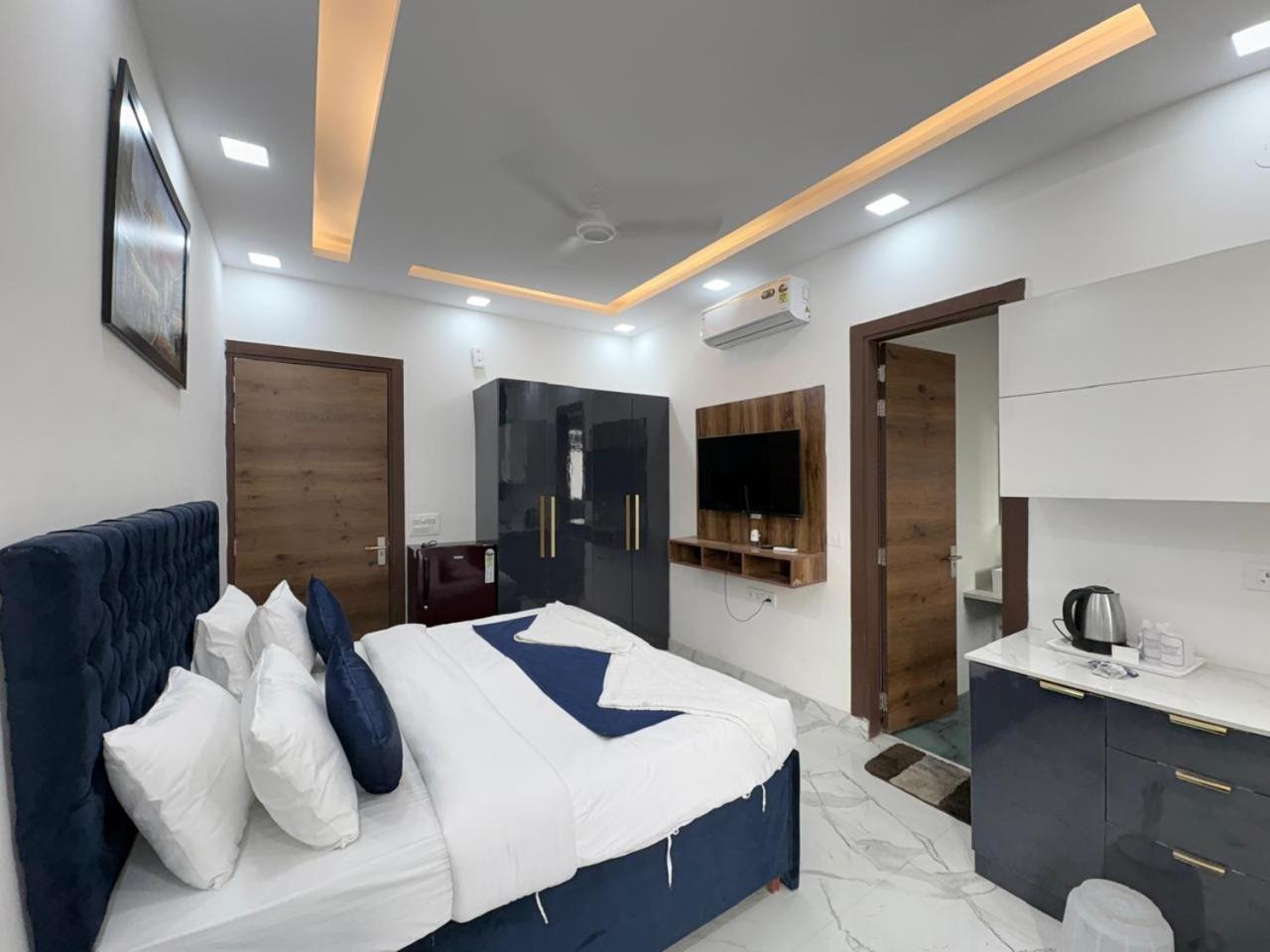 Pacific Inn Eco Central Гургаон Экстерьер фото