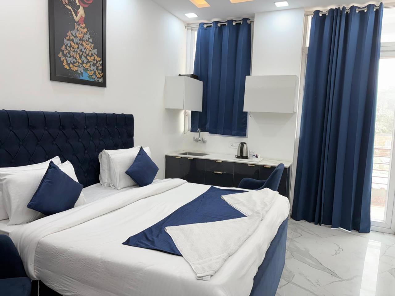Pacific Inn Eco Central Гургаон Экстерьер фото