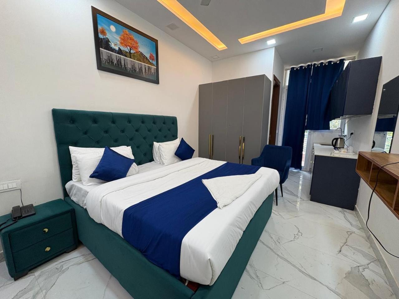 Pacific Inn Eco Central Гургаон Экстерьер фото