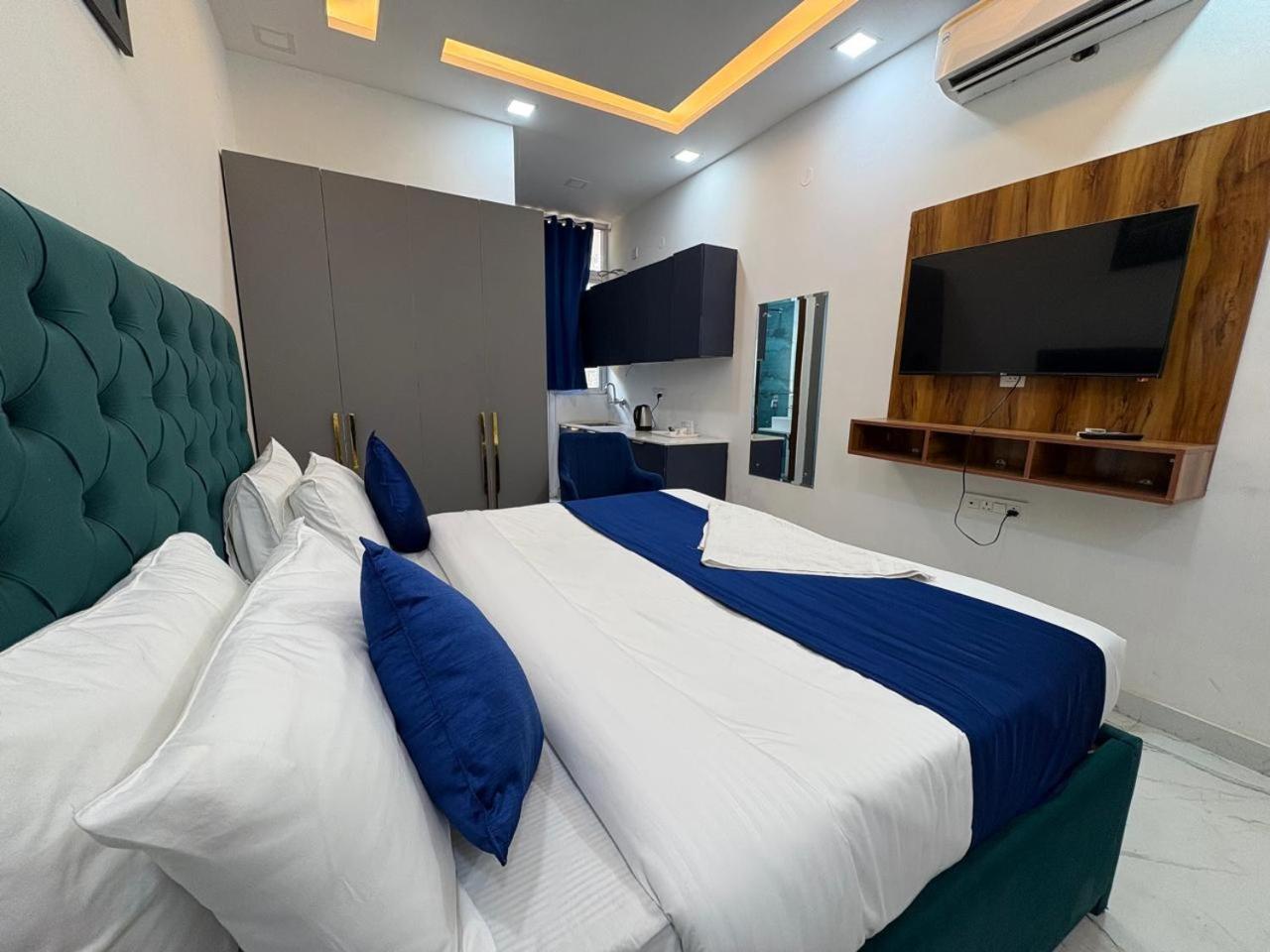 Pacific Inn Eco Central Гургаон Экстерьер фото