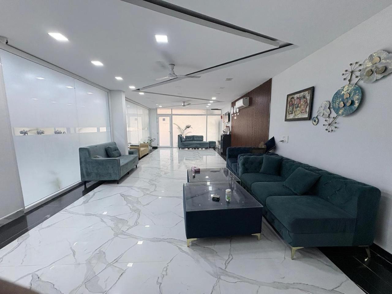 Pacific Inn Eco Central Гургаон Экстерьер фото