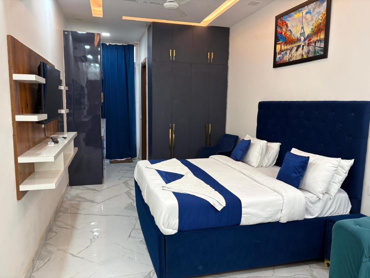 Pacific Inn Eco Central Гургаон Экстерьер фото