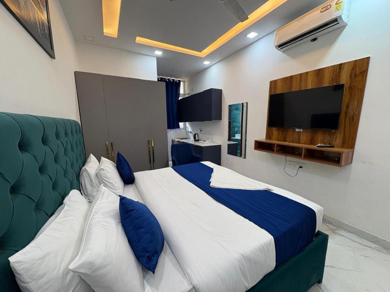 Pacific Inn Eco Central Гургаон Экстерьер фото